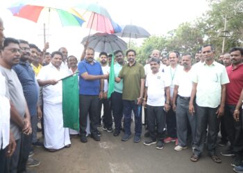 தூத்துக்குடியில் அமைச்சர் உதயநிதி ஸ்டாலின் சென்னையிலிருந்து காணொலி காட்சி வாயிலாக நடப்போம் நலம் பெறுவோம்- சுகாதார நடைபாதை சாலையை திறந்து வைத்தார்.