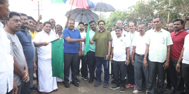 தூத்துக்குடியில் அமைச்சர் உதயநிதி ஸ்டாலின் சென்னையிலிருந்து காணொலி காட்சி வாயிலாக நடப்போம் நலம் பெறுவோம்- சுகாதார நடைபாதை சாலையை திறந்து வைத்தார்.