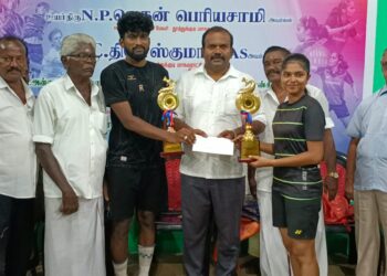 தூத்துக்குடியில் இறகுபந்து போட்டியில் வெற்றி பெற்றவர்களுக்கு மேயர் ஜெகன் பெரியசாமி பரிசு வழங்கினார்.