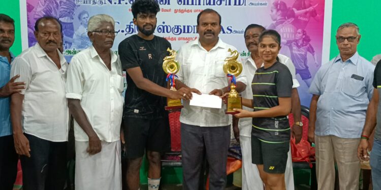 தூத்துக்குடியில் இறகுபந்து போட்டியில் வெற்றி பெற்றவர்களுக்கு மேயர் ஜெகன் பெரியசாமி பரிசு வழங்கினார்.