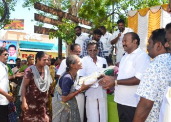 தூத்துக்குடியில் மணல் சாலையாக இருந்த மூன்றாவது வார்டு பகுதியில் 80 சதவீதம் பணிகள் நடைபெற்றுள்ளது. மேயர் ஜெகன் பெரியசாமி தூய்மைப் பணியாளர்கள் 60 பேருக்கு உதவிகள் வழங்கி பேசினார். 