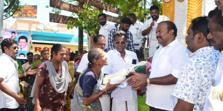 தூத்துக்குடியில் மணல் சாலையாக இருந்த மூன்றாவது வார்டு பகுதியில் 80 சதவீதம் பணிகள் நடைபெற்றுள்ளது. மேயர் ஜெகன் பெரியசாமி தூய்மைப் பணியாளர்கள் 60 பேருக்கு உதவிகள் வழங்கி பேசினார்.