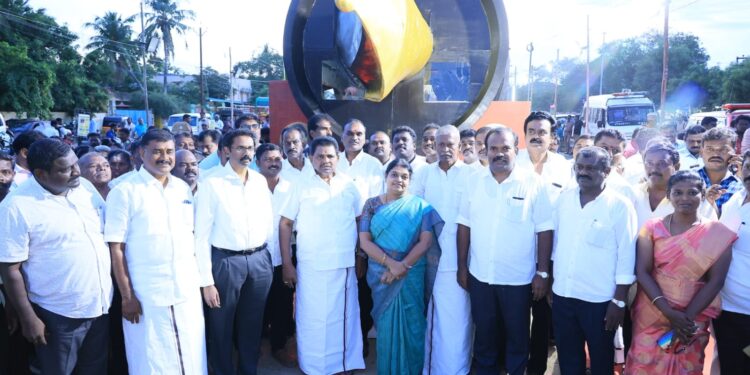 தூத்துக்குடியில் முத்தமிழ் தேர் அலங்கார ஊர்திக்கு அமைச்சர்கள் கீதாஜீவன், அனிதா ராதாகிருஷ்ணன், எம்.எல்.ஏக்கள் மார்க்கண்டேயன் சண்முகையா, மேயர் ஜெகன் பெரியசாமி, மலர் தூவி வரவேற்றனர்.