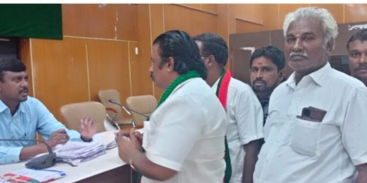 தூத்துக்குடி கோரம்பள்ளம் பகுதி விவசாயிகள் பாதிக்கும் வகையில் ராட்சத குழாய் மூலம் நிலத்தடி நீரை உறிஞ்சிம் வாட்டர் கம்பெனி மீது நடவடிக்கை எடுக்க பெருந்தலைவர் மக்கள் கட்சி சார்பில் ஆட்சியர் அலுவலகத்தில் பரபரப்பு புகார் மனு!!