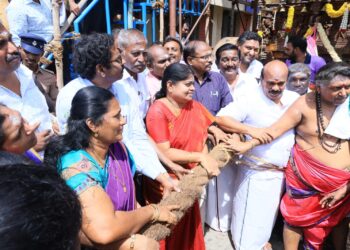 தூத்துக்குடி சிவன் கோயில் தேரோட்டத்தை அமைச்சர் கீதாஜீவன், கலெக்டர் லட்சுமிபதி ஆகியோர் தேரை வடம் பிடித்து இழுத்து துவக்கி வைத்தனர்.