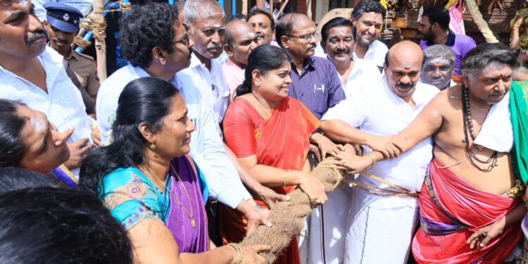 தூத்துக்குடி சிவன் கோயில் தேரோட்டத்தை அமைச்சர் கீதாஜீவன், கலெக்டர் லட்சுமிபதி ஆகியோர் தேரை வடம் பிடித்து இழுத்து துவக்கி வைத்தனர்.