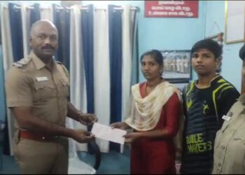 கல்லூரி படிப்பை தொடர முடியாமல் தவித்த மாணவிக்கு ரூ.10000 வழங்கி கல்விக்கு உதவிய தென்காசி ஆய்வாளர்  கே.எஸ். பாலமுருகன் – பொதுமக்கள் பாராட்டு