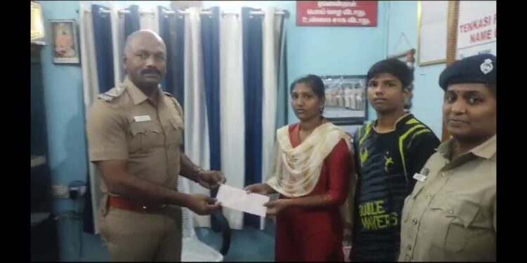 கல்லூரி படிப்பை தொடர முடியாமல் தவித்த மாணவிக்கு ரூ.10000 வழங்கி கல்விக்கு உதவிய தென்காசி ஆய்வாளர் கே.எஸ். பாலமுருகன் – பொதுமக்கள் பாராட்டு