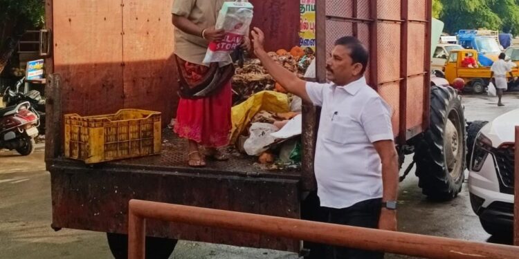 தூய்மை பணியாளர்கள் இன்ப தீபாவளி கொண்டாட புத்தாடைகள் மற்றும் இனிப்புகள் வழங்கி  மகிழ்ந்த அன்பு விலாஸ் பழக்கடை நிறுவனம்! குவியும் பாராட்டுக்கள்!!