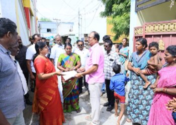 தூத்துக்குடி 10வது வார்டு பகுதியில் நடைபெறும் கால்வாய் அமைக்கும் பணியை அமைச்சர் கீதாஜீவன் தொடங்கி வைத்தார்.