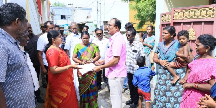 தூத்துக்குடி 10வது வார்டு பகுதியில் நடைபெறும் கால்வாய் அமைக்கும் பணியை அமைச்சர் கீதாஜீவன் தொடங்கி வைத்தார்.