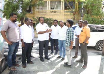 தூத்துக்குடி மாநகராட்சி பகுதியில் தார்சாலை அமைக்கும் பணி மேயர் ஜெகன் பெரியசாமி ஆய்வு