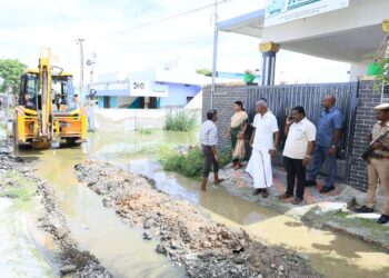 தூத்துக்குடி மாநகராட்சிக்கு உட்பட்ட பகுதியில் மழைநீர் தேங்கிய பகுதிகளை அமைச்சர் கீதாஜீவன் நேரில் பார்வையிட்டு    உடனடியாக அப்புறப்படுத்த அதிகாரிகள் உத்தரவு!!”