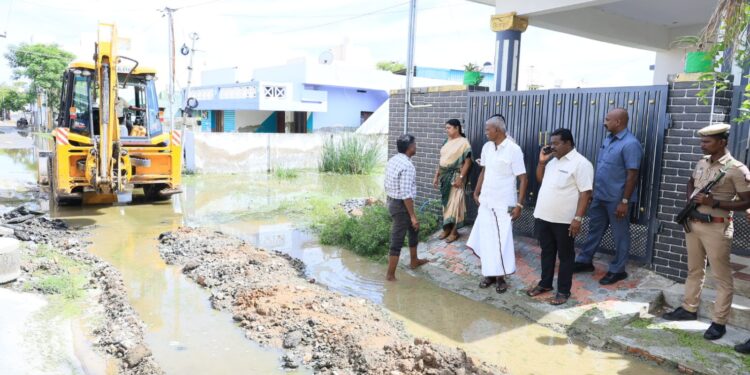 தூத்துக்குடி மாநகராட்சிக்கு உட்பட்ட பகுதியில் மழைநீர் தேங்கிய பகுதிகளை அமைச்சர் கீதாஜீவன் நேரில் பார்வையிட்டு    உடனடியாக அப்புறப்படுத்த அதிகாரிகள் உத்தரவு!!”