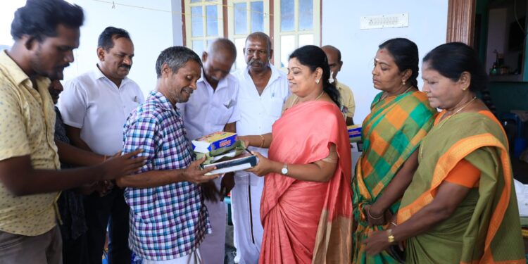 தீபாவளியை முன்னிட்டு செவித்திறன் குறையுடையோர் பள்ளியில் அமைச்சர் கீதாஜீவன் புத்தாடைகள், இனிப்புகள் வழங்கினார்.