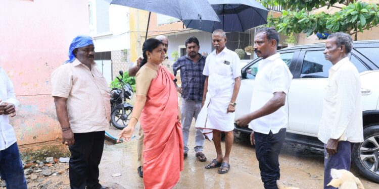 தூத்துக்குடியில் மழைநீர் தேங்கியுள்ள இடங்களை அமைச்சர் கீதாஜீவன் பார்வையிட்டார்