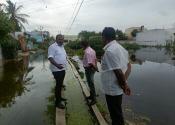தூத்துக்குடியில் மழைநீர் தேங்கியுள்ள இடங்களை மேயர் ஜெகன் பெரியசாமி பார்வையிட்டார்