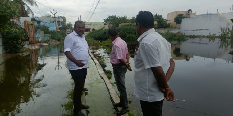 தூத்துக்குடியில் மழைநீர் தேங்கியுள்ள இடங்களை மேயர் ஜெகன் பெரியசாமி பார்வையிட்டார்