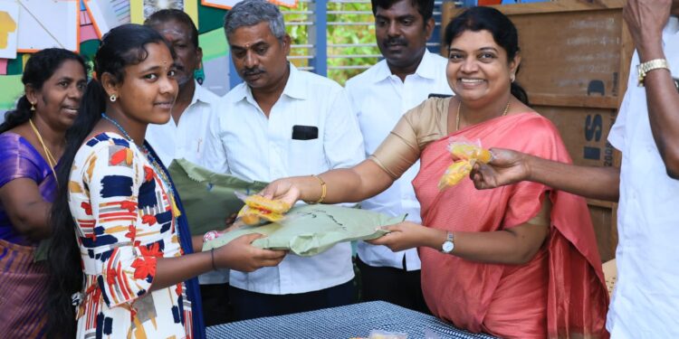 தீபாவளியை முன்னிட்டு செவித்திறன் குறையுடையோர் பள்ளியில் அமைச்சர் கீதாஜீவன் புத்தாடைகள், இனிப்புகள் வழங்கினார்.