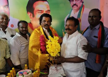 தூத்துக்குடியில்  பெருந்தலைவர் மக்கள் கட்சி சார்பில் தீபாவளி விழா கோலாகலம் : வெடி வெடித்து இனிப்புகள் வழங்கி கொண்டாட்டம்!!