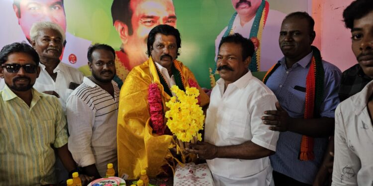 தூத்துக்குடியில்  பெருந்தலைவர் மக்கள் கட்சி சார்பில் தீபாவளி விழா கோலாகலம் : வெடி வெடித்து இனிப்புகள் வழங்கி கொண்டாட்டம்!!