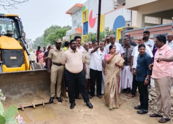 தூத்துக்குடி சின்னமணிநகரில் கால்வாய் அமைக்கும் பணியை அமைச்சர் கீதாஜீவன் தொடங்கி வைத்தார்.