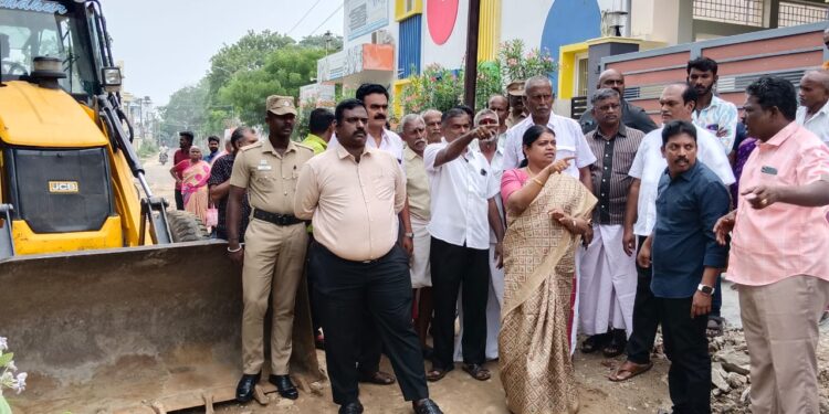 தூத்துக்குடி சின்னமணிநகரில் கால்வாய் அமைக்கும் பணியை அமைச்சர் கீதாஜீவன் தொடங்கி வைத்தார்.