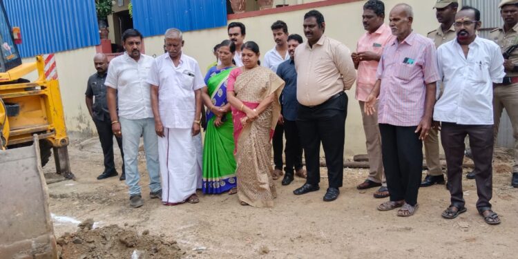 தூத்துக்குடி சின்னமணிநகரில் கால்வாய் அமைக்கும் பணியை அமைச்சர் கீதாஜீவன் தொடங்கி வைத்தார்.