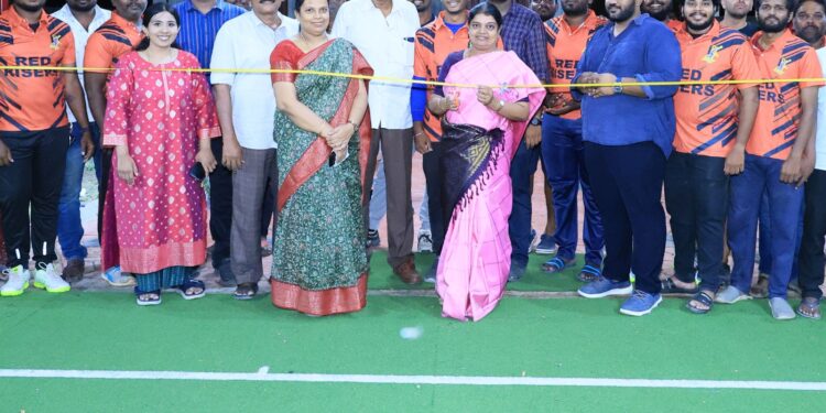 செயற்கை புல் தரை விளையாட்டு மைதானம்: அமைச்சர் கீதாஜீவன் திறந்து வைத்தார்