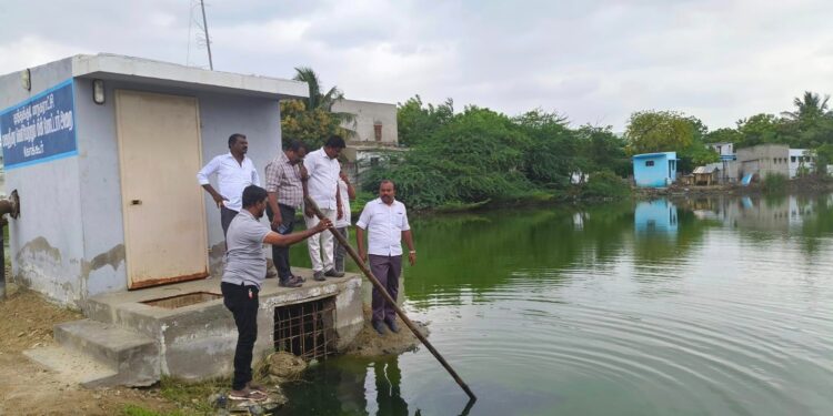 தூத்துக்குடியில் மழைநீர் தேங்கியுள்ள பகுதியில் மேயர் ஜெகன் பெரியசாமி ஆய்வு