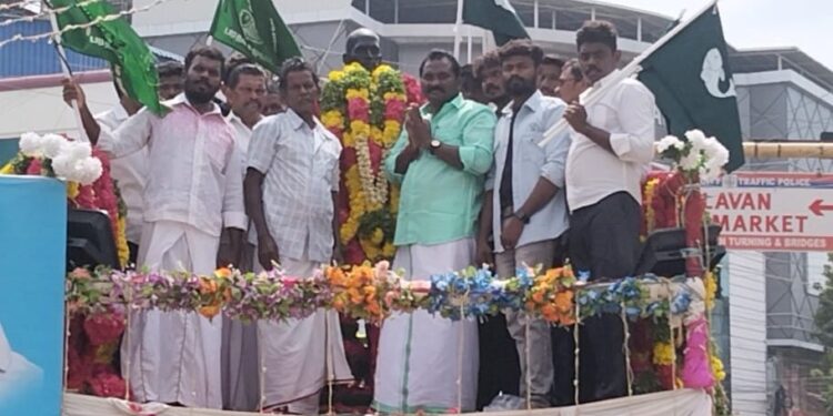 தூத்துக்குடியில்  குரூஸ்பர்னாந்து 154 வது பிறந்தநாள் விழா கோலாகலம்: அதிமுக மாநகர கிழக்கு பகுதி தலைவர் புல்டன் ஜெசின் தலைமையில் அதிமுகவினர் மாலை அணிவித்து இனிப்புகள் வழங்கி கொண்டாட்டம்!!