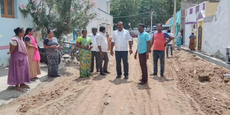 தூத்துக்குடி 10வது வார்டு பகுதியில் நடைபெறும் பணிகளை மேயர் ஜெகன் பெரியசாமி ஆய்வு மேற்கொண்டார்.