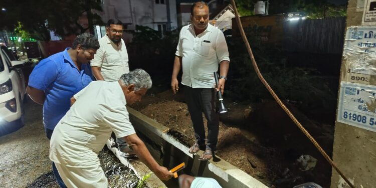 தூத்துக்குடி 15வது வார்டு பகுதியில் நடைபெறும் பணிகளை மேயர் ஜெகன் பெரியசாமி ஆய்வு மேற்கொண்டார்.