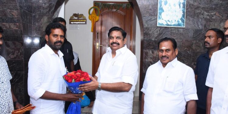 தூத்துக்குடி மாநகராட்சி அதிமுக கொறடா வக்கீல் மந்திரமூர்த்தி எடப்பாடியிடம் வாழ்த்துப் பெற்றார்.