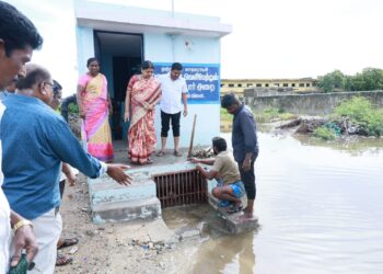 அதிமுக ஆட்சியின் அலட்சியத்தால் தூத்துக்குடி மக்கள் பாதிப்பு –  மீட்பு பணியில் களமிறங்கிய அமைச்சர் கீதாஜீவன்