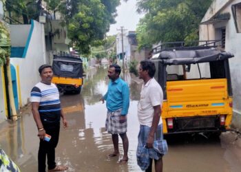 மாப்பிள்ளையூரணி ஊராட்சி பகுதியில் மழையால் பாதிக்கப்பட்ட பகுதியை பஞ். தலைவர் சரவணக்குமார் நேரில் பார்வையிட்டு துரித நடவடிக்கை மேற்கொண்டார்