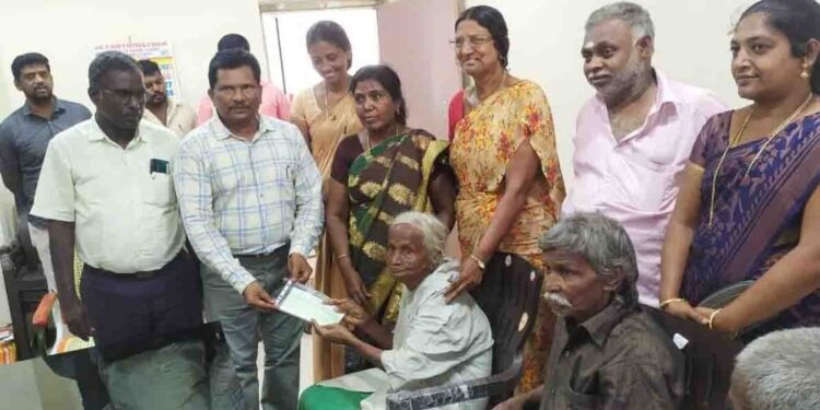 கனிமொழி எம்.பியின் முயிற்சியால், மூதாட்டிக்கு 36,000 ரூபாய் முதியோர் ஓய்வூதியம் பணம் திரும்ப வழங்கப்பட்டது
