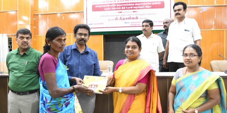 அமைச்சர் கீதாஜீவன் 300 ஏழைப் பெண்களின் திருமணத்திற்கு திருமாங்கல்ய தங்க நாணயம் மற்றும் திருமண நிதியுதவிகளை வழங்கினார்