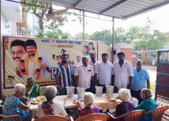 உதயநிதி ஸ்டாலின் பிறந்தநாளை முன்னிட்டு வடக்கு மாவட்ட திமுக இளைஞர் அணி சார்பில் உணவு வழங்கப்பட்டது. 