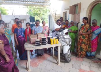 உதயநிதி ஸ்டாலின் பிறந்தநாளை முன்னிட்டு கண்பார்வையற்றவர்களுக்கு உதயநிதி ஜுஸ்பார்க் ஜஸ்டின் உணவு வழங்கினார். 