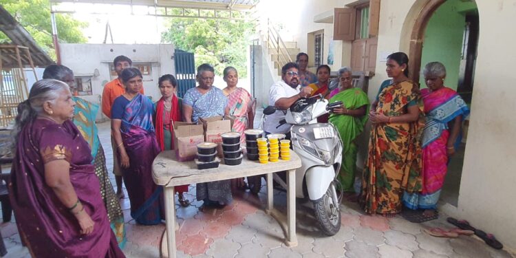 உதயநிதி ஸ்டாலின் பிறந்தநாளை முன்னிட்டு கண்பார்வையற்றவர்களுக்கு உதயநிதி ஜுஸ்பார்க் ஜஸ்டின் உணவு வழங்கினார்.