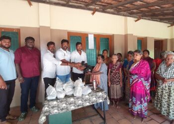 உதயநிதி ஸ்டாலின் பிறந்தநாளை முன்னிட்டு தெற்கு மாவட்ட திமுக மாணவரணி சார்பில் முதியோர்களுக்கு உணவு வழங்கப்பட்டது.