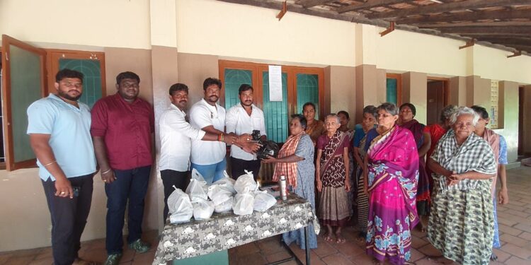 உதயநிதி ஸ்டாலின் பிறந்தநாளை முன்னிட்டு தெற்கு மாவட்ட திமுக மாணவரணி சார்பில் முதியோர்களுக்கு உணவு வழங்கப்பட்டது.