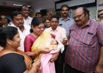 தூத்துக்குடியில் உதயநிதி ஸ்டாலின் பிறந்தநாளை முன்னிட்டு அரசு மருத்துவமனையில் பிறந்த குழந்தைகளுக்கு அமைச்சர் கீதாஜீவன் தங்கமோதிரம் அணிவித்து கேக் வெட்டினார்.