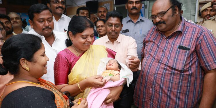 தூத்துக்குடியில் உதயநிதி ஸ்டாலின் பிறந்தநாளை முன்னிட்டு அரசு மருத்துவமனையில் பிறந்த குழந்தைகளுக்கு அமைச்சர் கீதாஜீவன் தங்கமோதிரம் அணிவித்து கேக் வெட்டினார்.