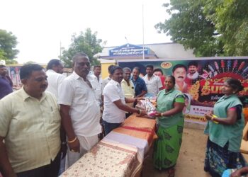 மாப்பிள்ளையூரணியில் உதயநிதி ஸ்டாலின் பிறந்த நாளையொட்டி தூய்மை காவலர்களுக்கு நலத்திட்ட உதவிகளை பஞ்., தலைவர் சரவணக்குமார் வழங்கினார்.