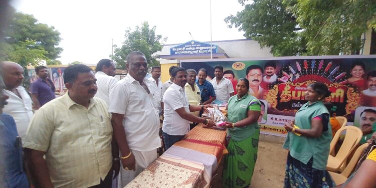 மாப்பிள்ளையூரணியில் உதயநிதி ஸ்டாலின் பிறந்த நாளையொட்டி தூய்மை காவலர்களுக்கு நலத்திட்ட உதவிகளை பஞ்., தலைவர் சரவணக்குமார் வழங்கினார்.