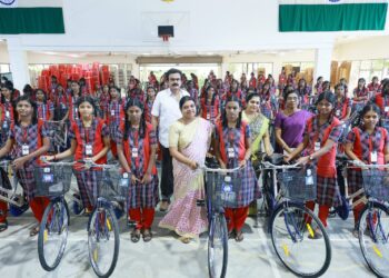 கல்வியும் மருத்துவமும் முதலமைச்சருக்கு இரு கண்கள் மாணவிகளுக்கு சைக்கிள் வழங்கி அமைச்சர் கீதாஜீவன் பேசினார்