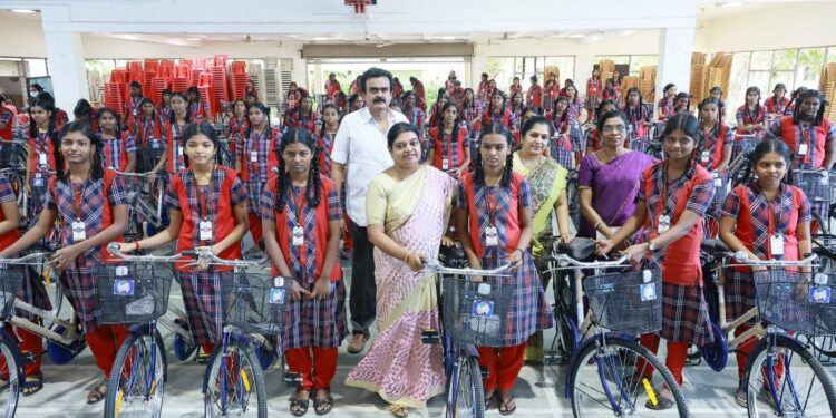 கல்வியும் மருத்துவமும் முதலமைச்சருக்கு இரு கண்கள் மாணவிகளுக்கு சைக்கிள் வழங்கி அமைச்சர் கீதாஜீவன் பேசினார்