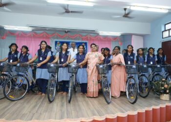 படிப்பறிவோடு பொதுஅறிவையும் வளர்த்துக்கொள்ள வேண்டும். மாணவிகளுக்கு சைக்கிள் வழங்கி அமைச்சர் கீதாஜீவன் பேசினார்